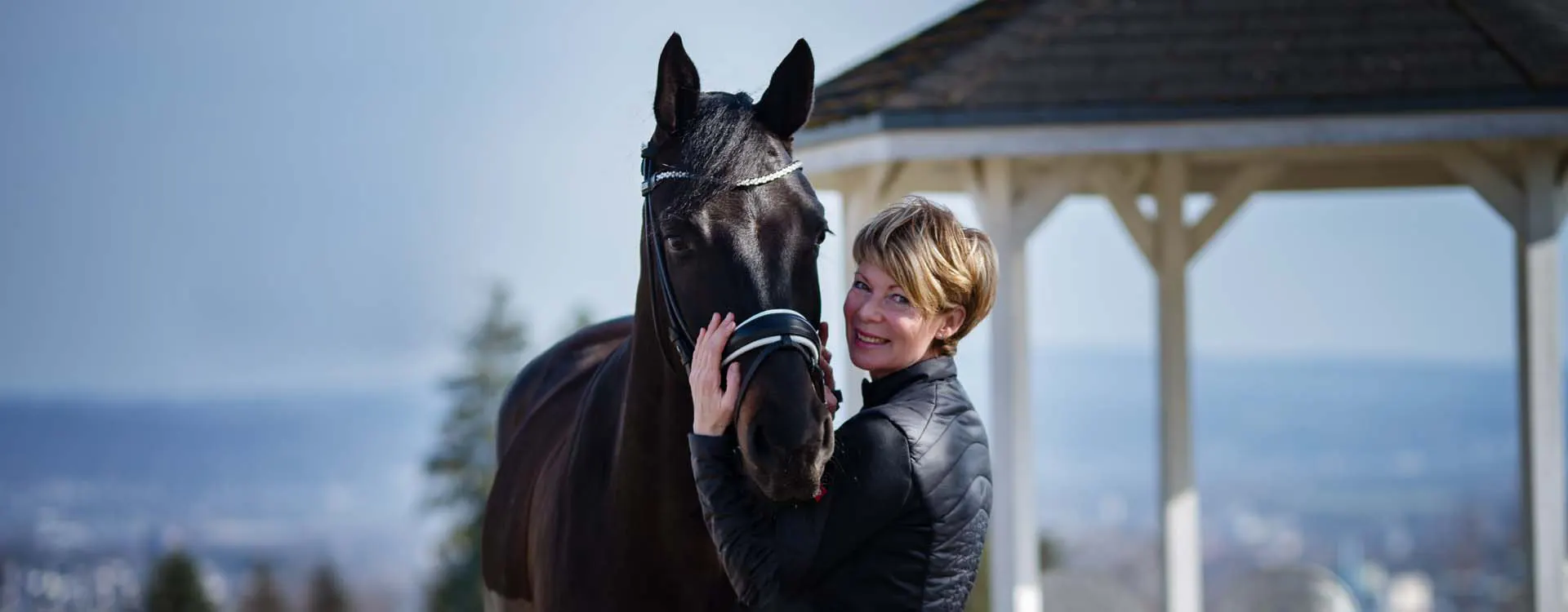 Portrait Karen van Hunnik-Bretfeld mit schwarzem Pferd