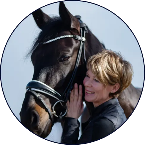 Foto von Reitlehrerin Karen van Hunnik-Bretfeld zusammen mit schwarzem Pferd