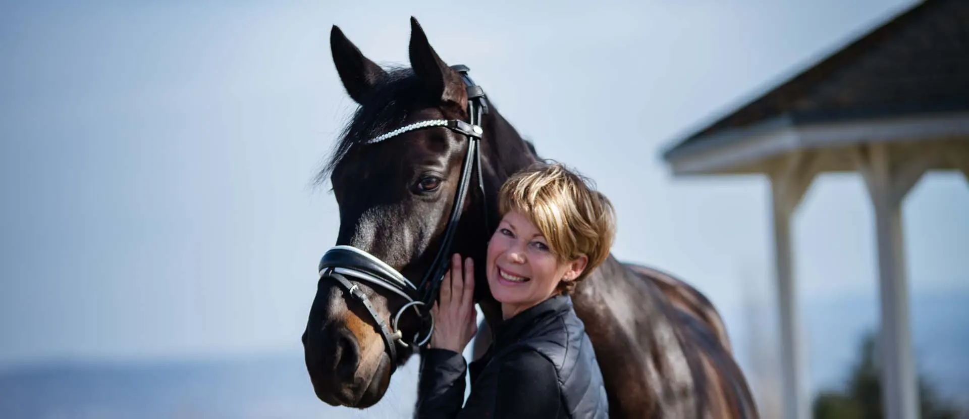 Portrait Karen van Hunnik-Bretfeld mit Pferd