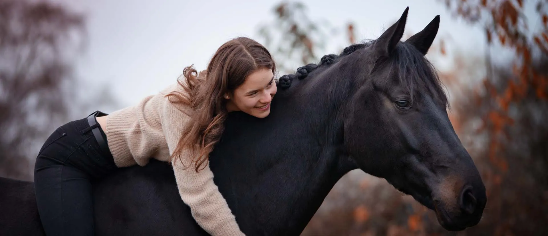 Tochter Linn Bretfeld in Harmonie mit schwarzen Pferd