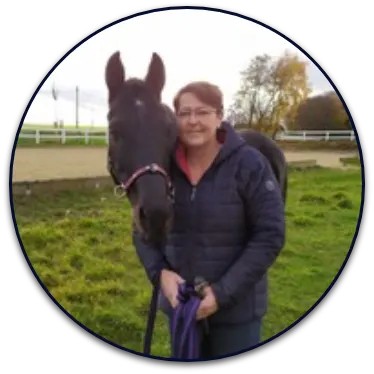 Portrait – Pony mit Besitzerin Verena auf Wiese